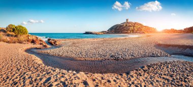 Akdeniz 'in güneşli yaz deniz manzarası. Popüler turizm merkezinin panoramik manzarası - Acropoli di Bithia ile Torre di Chia kulesi arka planda, Sardunya Adası, İtalya.