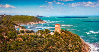 Gargano Ulusal Parkı 'nda fırtına var. Apulia bölgesindeki Torre di San Felice kulesinin güzel yaz manzarası, İtalya, Avrupa. Adriyatik Denizi 'nin Sabah Denizi. Seyahat konsepti arka planı.