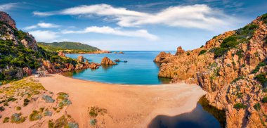 Li Cossi plajının panoramik sabah manzarası. Costa Paradiso, Sardunya Adası, İtalya, Avrupa 'nın heyecan verici bahar sahnesi. Göz kamaştırıcı Akdeniz manzarası. Doğa konseptinin güzelliği.