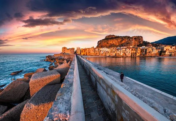 Великий Літній Міський Пейзаж Сефалу Драматичний Захід Сонця Середземному Морі — стокове фото