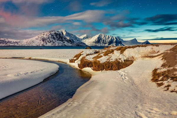 Jasna Noc Plaży Utakleiv Norwegia Europa Światło Księżyca Oświetlało Zimowe — Zdjęcie stockowe