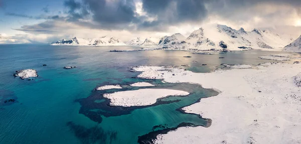 从背景上看弗莱克施塔特花粉和胡斯廷登峰的飞行无人机 挪威海令人难以置信的冬季海景 罗浮敦群岛迷人的清晨全景 — 图库照片