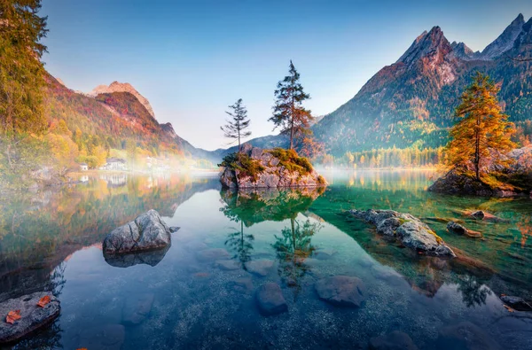 Vrchol Hochkalter Odráží Klidných Vodách Jezera Hintersee Německu Mlhavý Podzimní Stock Fotografie