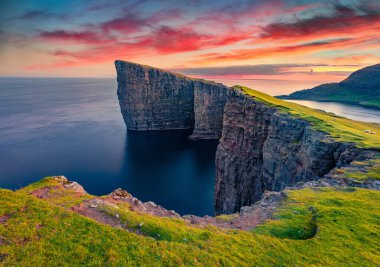 Güzel bir yaz manzarası. Sorvagsvatn Gölü, Vagar, Faroe Adaları, Avrupa 'nın uçan insansız hava aracından heyecan verici bir yaz manzarası. Atlantik Okyanusu 'nda muhteşem yaz günbatımı.