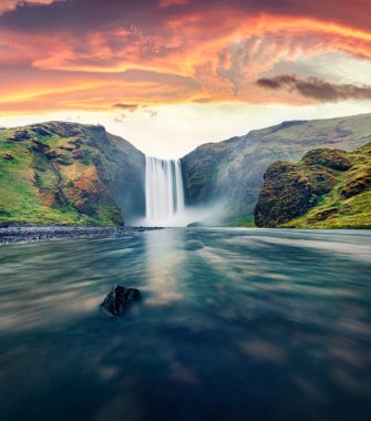 Skogafoss Şelalesi 'nin dramatik sabah manzarası. Skoga nehrinin fantastik yaz gündoğumu. İzlanda, Avrupa 'nın inanılmaz manzarası. Doğa konseptinin güzelliği.