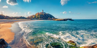 Popüler turizm beldesi Akropoli di Bithia 'nın muhteşem yaz manzarası ve arka planda Torre di Chia kulesi. Sardunya Adası, İtalya ve Avrupa 'nın resimli sabah manzarası.