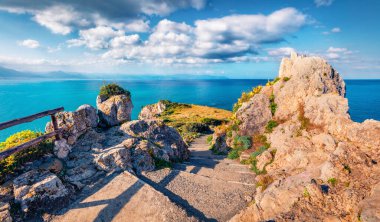 Milazzo 'nun turist yürüyüşlü bahar manzarası. Sicilya, İtalya, Avrupa 'nın muhteşem sabah manzarası. Akdeniz 'in renkli deniz manzarası. Seyahat konsepti arka planı