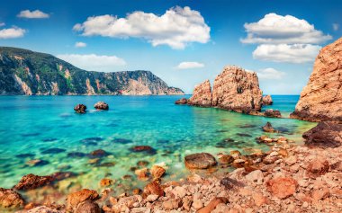 Petani Sahili 'nin sakin yaz manzarası. Cephalonia Adası, Yunanistan, Avrupa 'nın parlak sabah manzarası. Akdeniz 'in muhteşem deniz manzarası. İyon Adaları 'nın muhteşem açık hava manzarası.