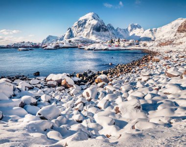 Lofoten Adaları 'nın güney kesiminin güneşli kış manzarası. Egzotik adı 