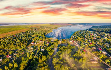 Ivachiv Gölü, Ternopil Bölgesi 'nde güneşli yaz gündoğumu. Ukrayna kırsalının uçan insansız hava aracının güzel kırsal manzarası. Seyahat konsepti arka planı.
