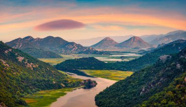 Rijeka Crnojevica Kanyonu 'nun muhteşem manzarası, Skadar Gölü bölgesi. Karadağ kırsalının görkemli yaz gündoğumu. Akdeniz ülkelerinin güzel dünyası.