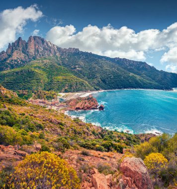 Porto şehrinin muhteşem bahar manzarası Genoise de Porto Ota kulesi ile birlikte. Korsika adası, Fransa, Avrupa 'nın inanılmaz sabah manzarası. Büyük Akdeniz manzarası. Seyahat konsepti arka planı.