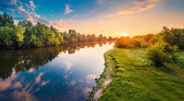 Ukrayna 'nın Ternopil bölgesinin nefes kesici yaz manzarası. Plotycha Gölü 'nün insansız hava aracı görüntüsü. Ukrayna, Avrupa 'da şaşırtıcı bir gün doğumu. Seyahat konsepti arka planı.