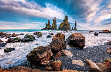 İzlanda 'da, Vik bölgesinde, Avrupa' da muhteşem bir sabah sahnesi. Atlantik Okyanusu 'ndaki Reynisdrangar kayalıklarında muhteşem bir yaz gündoğumu. Doğa konseptinin güzelliği.