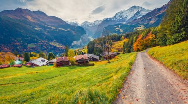 Lauterbrunnen bölgesindeki Wengen köyünün muhteşem sonbahar manzarası. İsviçre Alpleri 'nin kasvetli sabah manzarası. İsviçre kırsalının dramatik sonbahar manzarası, Avrupa. Seyahat konsepti arka planı.