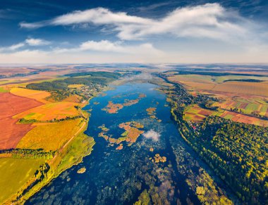 Ternopil bölgesindeki Ivachiv Gölü 'nün güneşli yaz manzarası. Ukrayna kırsalının uçan insansız hava aracından inanılmaz bir kırsal manzara. Seyahat konsepti arka planı.