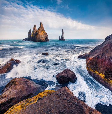 Arka planda Reynisdrangar kayalıkları olan Atlantik Okyanusu 'nun şaşırtıcı yaz manzarası. İzlanda 'da, Vik bölgesinde, Avrupa' da muhteşem bir sabah sahnesi. Doğa konseptinin güzelliği.
