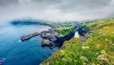 Gjogv köyünün sabah manzarası inanılmaz. Eysturoy adasında hava bulutlu. Atlantik Okyanusu 'nun inanılmaz deniz manzarası, Faroe Adaları, Danimarka, Avrupa. Seyahat konsepti arka planı