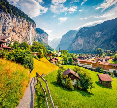 Lauterbrunnen köyünün büyüleyici yaz manzarası. İsviçre Alpleri 'nin muhteşem sabah manzarası, Bernese Oberland, Bern, İsviçre, Avrupa kantonunda. İşlenmiş fotoğraf sonrası sanatsal stil.