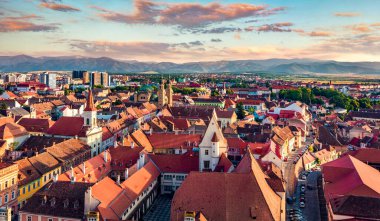 Transilvanya 'da, Romanya' da, Avrupa 'da muhteşem bir gün batımı. Konsey Kulesi 'nin harika yaz manzarası. Sibiu şehrinin havadan manzarası. Seyahat konsepti arka planı.