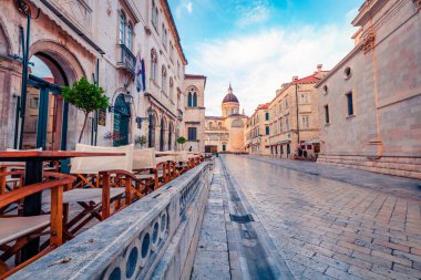 Sabah erkenden Palace 'ın manzarası. Popüler turizm merkezinin boş caddesi, Dubrovnik Eski Kasabası. Hırvatistan, Avrupa 'nın resimli yaz sahnesi. Akdeniz ülkelerinin güzel dünyası. 