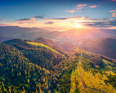 Karpatya dağlarının fantastik yaz manzarası, Dzembronya köyü konumu, Ukrayna, Avrupa. Eski kır yolu olan dağ vadisinin sabah hava manzarası. Doğa konseptinin güzelliği.