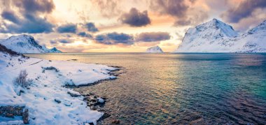 Şiddetli kar yağışı sonrası Vik Sahili 'nin insansız hava aracından inanılmaz bir manzara. Lofoten Adaları 'nın renkli sabah manzarası. Norveç, Avrupa 'da muhteşem kış gündoğumu. Norveç deniz manzarası.