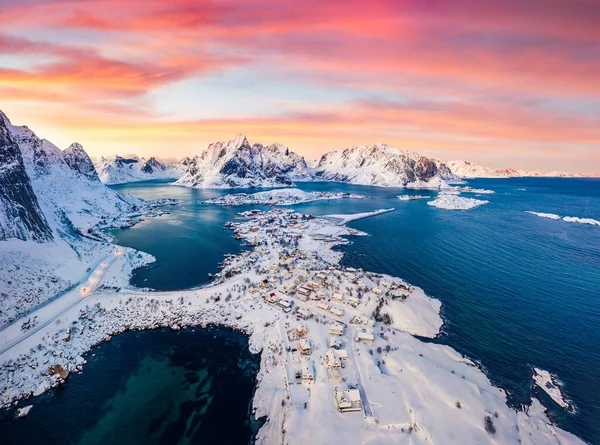 ライン村の飛行ドローンからの眺め 人気の観光地 ロフテン島でカラフルな夕日 ノルウェー ヨーロッパの航空冬の景色 ノルウェーの海の驚くべき脱出 — ストック写真