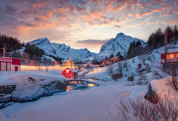 ヌスフィヨルドの町の雪の冬の街並み ノルウェー ヨーロッパで信じられないほどの日没 赤い木造住宅や小さな川とロフテン島の素晴らしい夜の景色 極圏での生活 — ストック写真