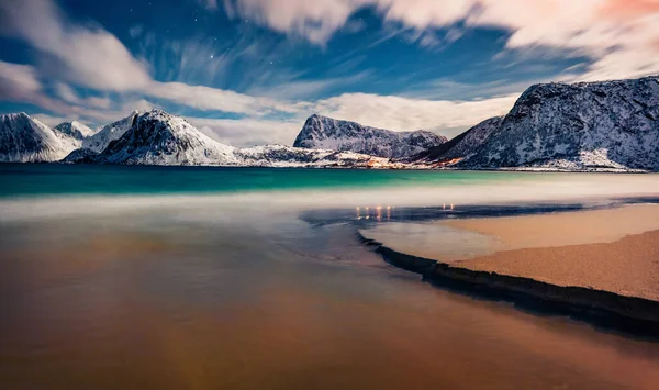 豪克兰海滩的宁静夜景 挪威海的奇景 Lofoten群岛档案探测仪的暗春景 极地上空的生活 — 图库照片