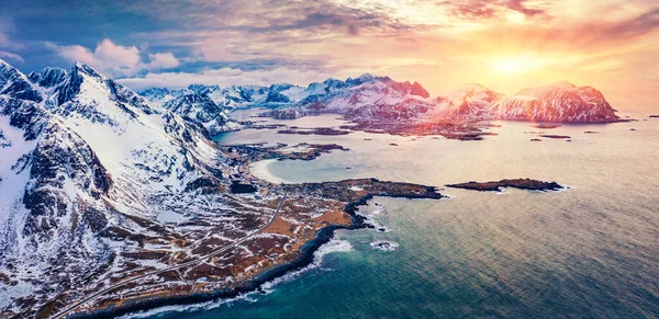 罗浮敦群岛美妙的春日落山 从雪山山脉的无人驾驶飞机上俯瞰 美丽的挪威海的傍晚海景 自然美概念背景 — 图库照片