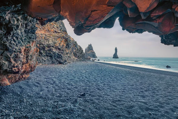 Dramatik Yaz Manzarası Atlantik Okyanusu Ndaki Reynisdrangar Uçurumlarının Kasvetli Sabah — Stok fotoğraf