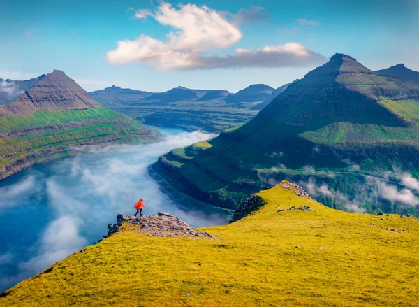 Hiker Runing Edge Cliff Faroese Fjords Outskirts Funningur Village Exciting — Stock Photo, Image