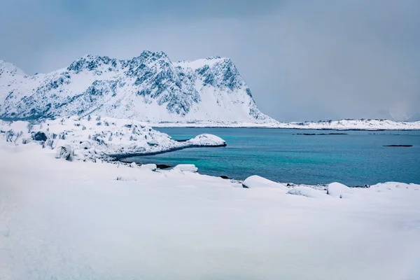 ヴェスタヴォイ島の穏やかな冬のシーン 巨大な雪の後 ロフテン島の雪の山のピーク ノルウェーの海の絵のような景色 自然の概念の背景の美しさ — ストック写真