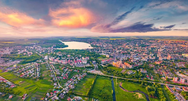 Ternopil şehrinin insansız hava aracından çarpıcı bir manzara. Ternopil, Ukrayna, Avrupa 'nın pitoresk akşam manzarası. Seyahat konsepti arka planı.