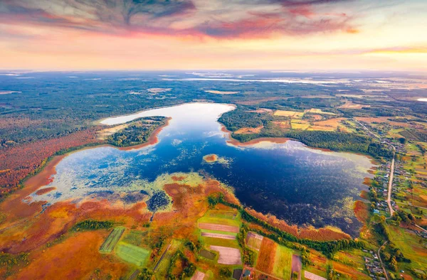 Vista Deslumbrante Drone Voador Lago Ostrivianske Maravilhoso Nascer Sol Aldeia — Fotografia de Stock