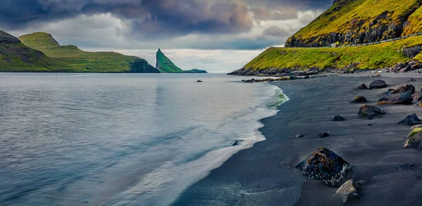 Pozadí Ponurá Letní Scéna Faerských Ostrovů Tindholmurových Útesů Panoramatický Ranní — Stock fotografie