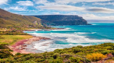 Cumpoltittu Publik plajının etkileyici yaz manzarası. Sardunya Adası, İtalya, Avrupa 'nın güneşli sabah manzarası. Akdeniz 'in resimli deniz manzarası. Doğa konseptinin güzelliği.