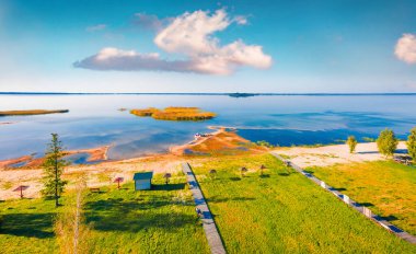 Svityaz Gölü 'nün uçan dronundan hayret verici bir yaz manzarası. Ukrayna, Avrupa 'daki Volyn bölgesinin büyüleyici sabah manzarası. Güzel bir yaz manzarası. Hava manzarası fotoğrafı.