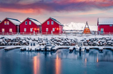 Offersostraumen fiyort kıyısındaki tipik kırmızı ahşap evler. Vestvagoy adasında baş döndürücü kış gündoğumu. Lofoten Adaları, Norveç, Avrupa 'nın renkli sabah manzarası. Kutup dairesi üzerinde yaşam.