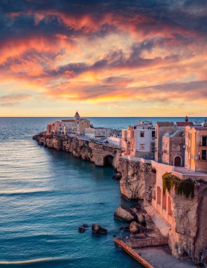 Vieste 'nin nefes kesici sabah manzarası. Gargano Ulusal Parkı, İtalya, Avrupa kıyı kasabası. Adriyatik Denizi 'nde renkli bir yaz gündoğumu. Seyahat konsepti arka planı.