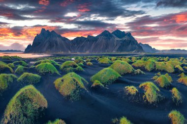 Hava manzarası fotoğrafçılığı. Arka planda Vestrahorn (Batman Dağı) ve Stoksnes Burnu 'ndaki kara kum tepelerinin insansız hava araçlarından muhteşem bir manzara. Avrupa, İzlanda' da harika bir gün doğumu.. 