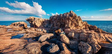 Milazzo Burnu 'nun Rocky sahilinde. Sicilya, İtalya, Avrupa 'nın parlak bahar manzarası. Akdeniz 'in inanılmaz sabah deniz manzarası. Seyahat konsepti arka planı.