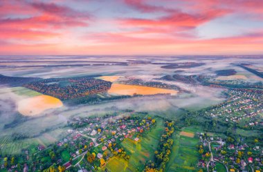 Uçan İHA 'nın görüntüsü. Ukrayna kırsalında buğday tarlasıyla nefes kesici bir sabah manzarası. Ternopil kasabası, Ukrayna, Avrupa 'da inanılmaz bir yaz gündoğumu. Seyahat konsepti arka planı