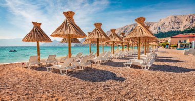 Baska Sahili 'nin büyüleyici sabah sahnesi. Adriyatik denizi, Baska kasabası, Krk adası, Kvarner Körfezi takımadaları, Hırvatistan ve Avrupa 'nın güzel yaz mevsimi. Akdeniz ülkelerinin güzel dünyası.