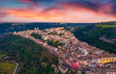 Uçan İHA 'nın görüntüsü. Ragusa şehrinde dramatik bir yaz günbatımı Duomo San Giorgio 'da - arka planda barok Katolik kilisesi. Sicilya, İtalya ve Avrupa 'nın muhteşem akşam manzarası.