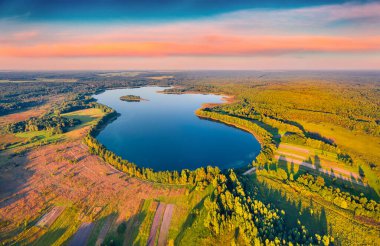 Hava manzarası fotoğrafçılığı. Krymne Gölü 'nün uçan insansız hava aracından inanılmaz bir akşam manzarası. Shatsky Ulusal Parkı, Volyn Bölgesi, Ukrayna, Avrupa 'da şaşırtıcı gün batımı.