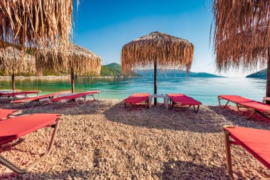 Antisamos Plajı 'nın tapılası sabah manzarası. İyon Denizi 'nin renkli bahar deniz manzarası. Kefalonia Adası, Sami kasabası, Yunanistan ve Avrupa 'nın açık hava manzarası. Seyahat konsepti arka planı.