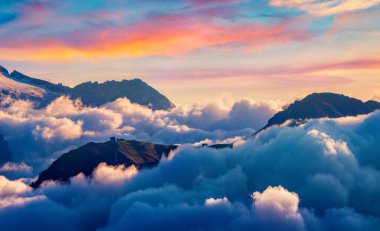 Val di Fassa Vadisi 'nin muhteşem gündoğumu sahnesi. Dolomite Alpleri, İtalya ve Avrupa 'nın Sella geçidinden etkileyici bir sabah manzarası. Doğa konseptinin güzelliği
