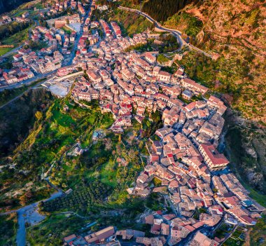 Uçan İHA 'nın yukarıdan görünüşü. Stilo şehrinin renkli sabah manzarası. İtalya, Avrupa 'nın sevimli yaz manzarası. Seyahat konsepti arka planı.